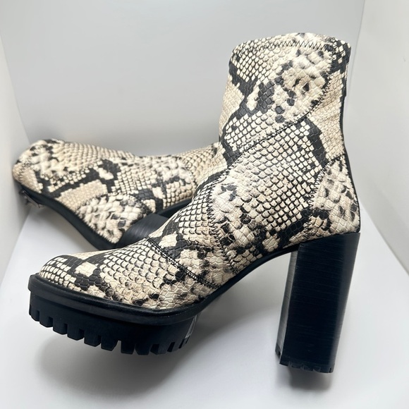 NEW Vince Camuto Erettie Black White Snake Print High Block Heel Booties 7.5M - Picture 7 of 13